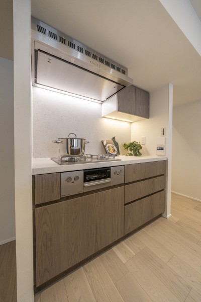 作業スペースのゆとりと、豊富な収納を兼ね備えたキッチンは快適な家事時間をサポートします。落ち着いたブラウンカラーが空間のアクセントになっております。