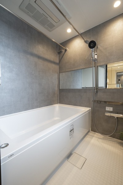 モノトーン調のバスルームは落ち着いていてモダンな空間となっております。一日の疲れを癒すのにぴったりです。半身浴や入浴剤を入れてリフレッシュタイムを満喫することができます。