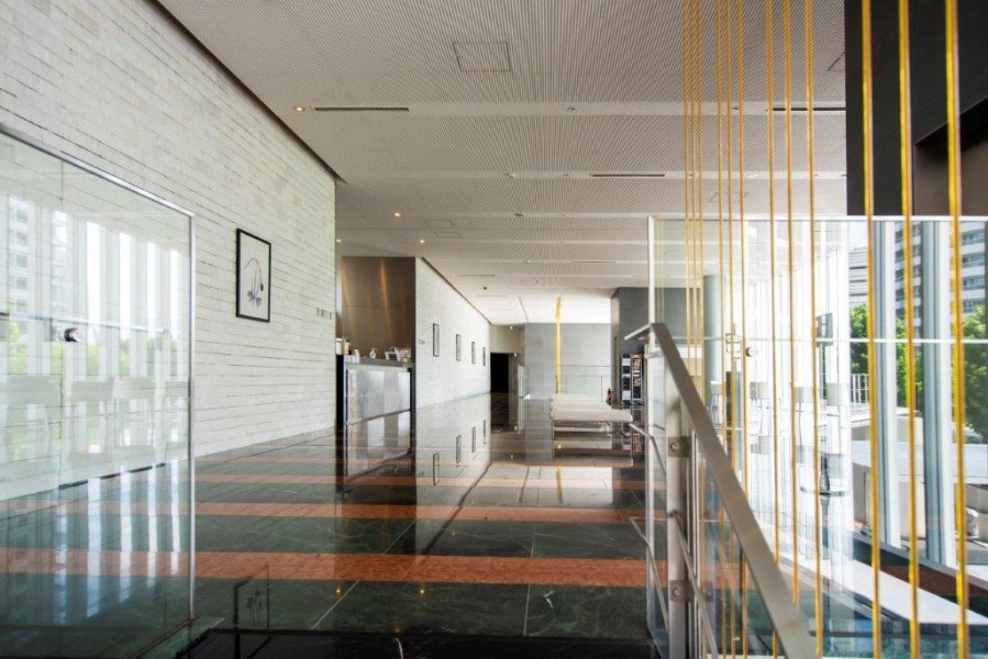 高級感漂うエントランスホールは、広々とした空間で心地よい安らぎに満ちた暮らしへ導いてくれます。大きな窓から爽やかな光を採り入れ、洗練された居住空間へ誘います。