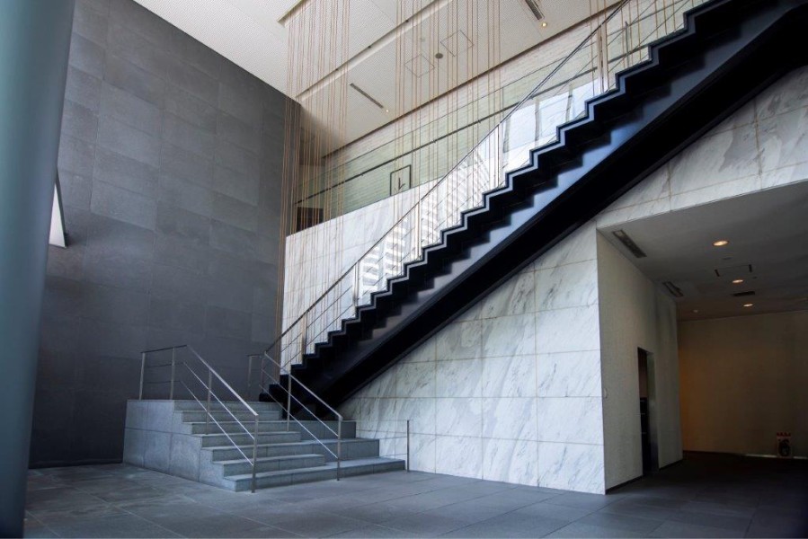 共用部は2024年に大規模修繕工事実施済みです。良好な利便性と水辺の潤いに恵まれた格調高いレジデンスは、街の雰囲気と呼応するようにスタイリッシュな姿を身に纏った佇まいです。