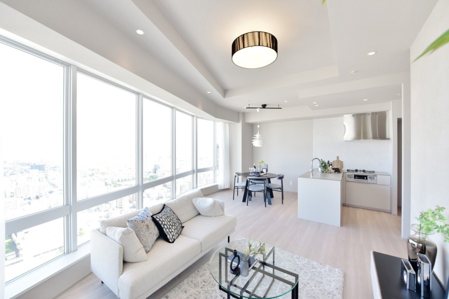 リビング東側一面の大きな窓から大阪市内の街並みを感じる爽快な眺めが魅力的なお部屋です。この開放感を感じながら、家族がゆったりと寛げる快適なLDKになりました。床暖房完備で足元から暖かく快適に過ごせます。