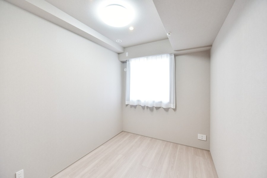 洋室2(約5.0帖)はリビングから離れて静かに自分の時間や趣味、テレワークなどに集中できるプライベートスペースです。シンプルな内装なので、お好みのインテリアや小物でスペースを演出できます。