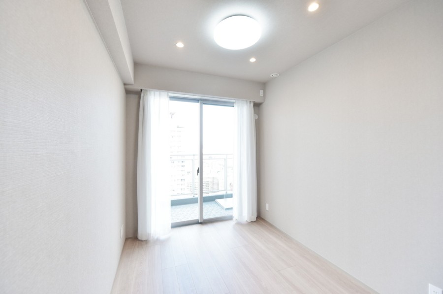 洋室3(約5.0帖)は広々としたバルコニーに面し、一日を通して優しい光が差し込むお部屋です。家族の気配を感じながら、プライベートの時間をしっかりと確保できます。