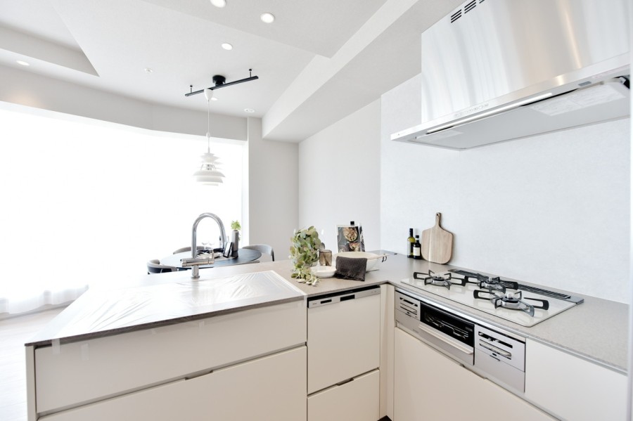 このお部屋にあわせて設えた田中工藝製オリジナルシステムキッチンを採用しました。L字型のキッチンで作業効率がよく、家事がしやすいキッチンです。食器洗い機、ディスポーザー完備で清潔な空間を保てます。