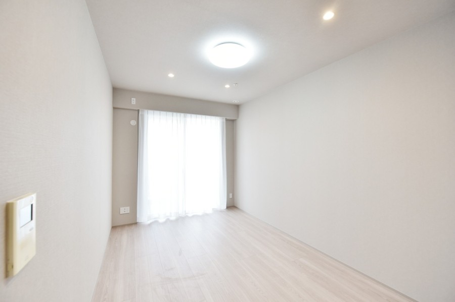 洋室1(約8.5帖)は東側のバルコニーに面し、気持ちよく朝日を感じながら目覚められます。ベッドを置いても余裕がある広さですので、主寝室におすすめです。ウォークインクローゼット完備で収納量もしっかり確保しています。