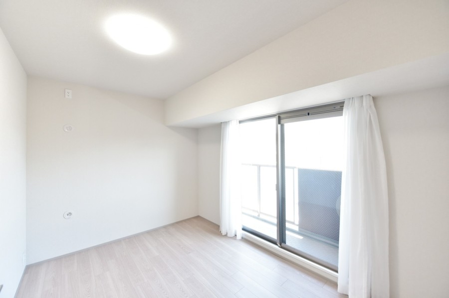 洋室2(約5.8帖)はリビングや玄関から離れて静かに自分の時間や趣味、お仕事に集中できる部屋です。ウォークインクローゼットを設置していますので、居室は広々と有効活用して頂けます。