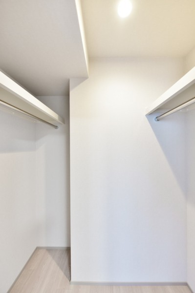 洋室2にはハンガーパイプに枕棚を備え付けたウォークインクローゼットを設置しました。かさばりがちな冬物アウターから、小物類、旅行用品などたっぷりと収納できます。