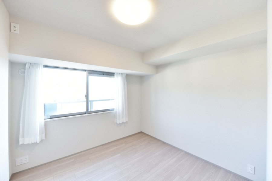 洋室3(約5.3帖)は凹凸も少なく、家具の配置がしやすいお部屋です。東向きのバルコニーに面し、優しい朝日が差し込みますので、気持ちよく朝を迎えることができます。