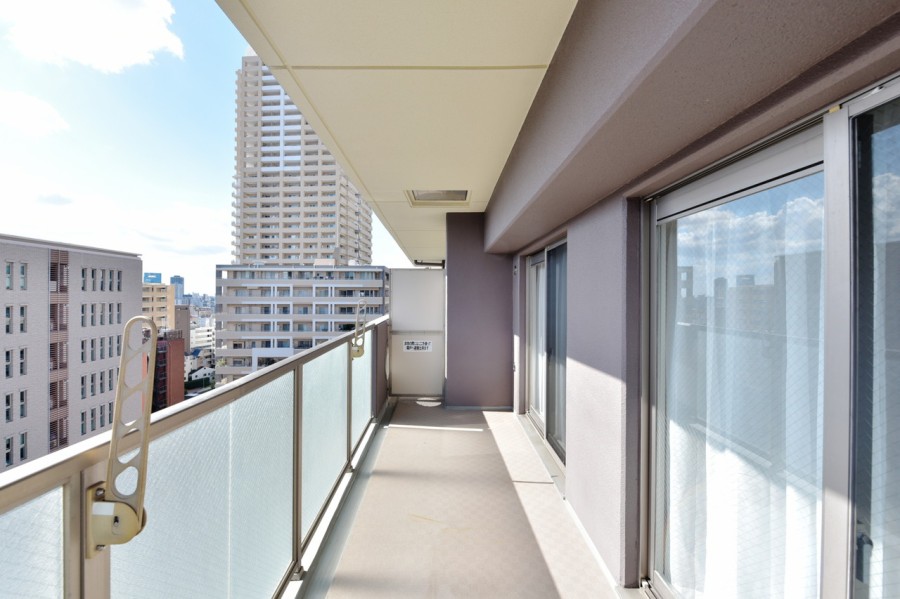 3面バルコニーがあり、メインの南・東のL字型のバルコニーからお部屋の中に優しい光と風を取り入れてくれます。心地よい風と光、六甲山系の山々の自然を感じながら大きく伸びをしたくなるような空間です。