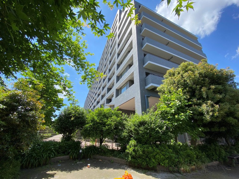 堂々たる趣の中に自然の潤いも感じる外観は、住まう方が描く理想のライフステージを実現させます。