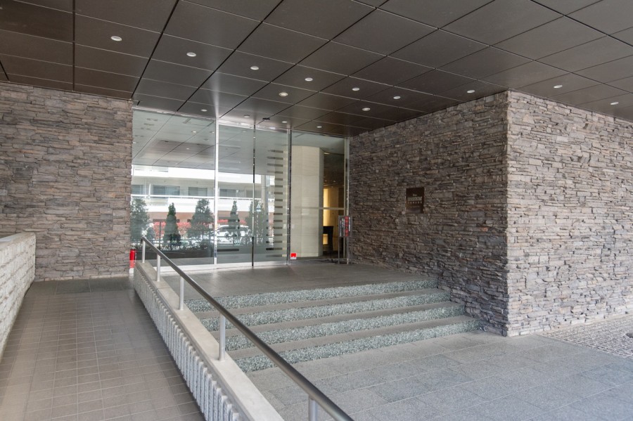 定期的なメンテナンスが行われ、新しさが保たれたエントランスです。ホテルライクで上質な雰囲気を醸し出しています。