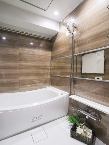 優しいカラー調で統一されたバスルームは、日々の疲れを癒し明日への活力を養うことができる空間となっております。半身浴や入浴剤を入れて癒しのバスタイムをお楽しみいただけます。