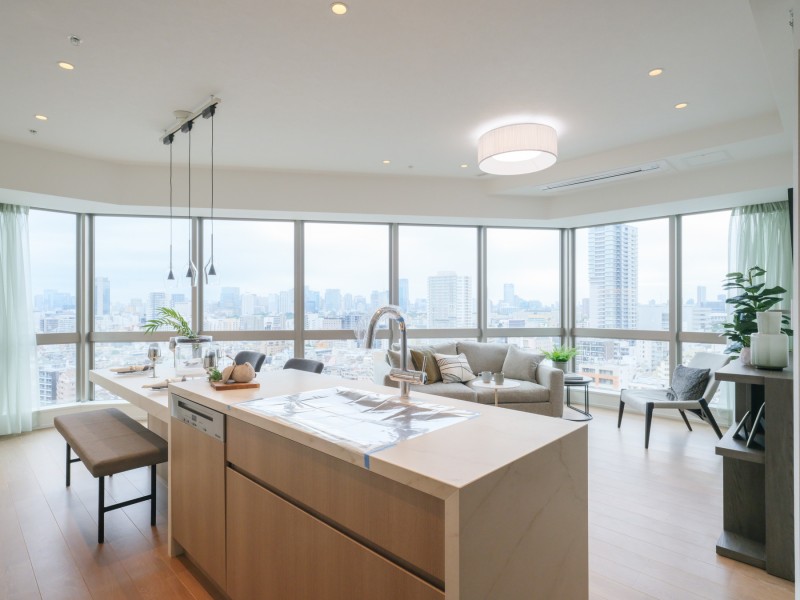 約19.4帖の広々としたLDKには大開口の窓を設けており、明るく開放的な空間です。お部屋からは眺望も楽しめ、床暖房付きで寒い季節も快適にお過ごしいただけます。