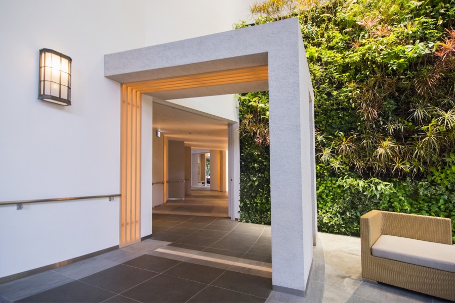 白を基調とした明るいデザインに、緑豊かな植栽が彩りを添える共用部です。行き届いた管理体制で、快適にお過ごしいただけます