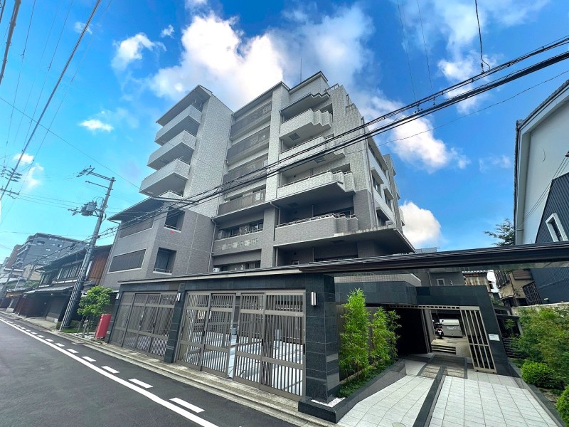 地下鉄烏丸線・東西線烏丸御池駅4分、阪急線も利用可能です。京都御苑、二条城も徒歩圏内で、休日の散策なども楽しめます。近隣にはお買物施設や、京都市役所などの公共施設もあり生活しやすい環境です。