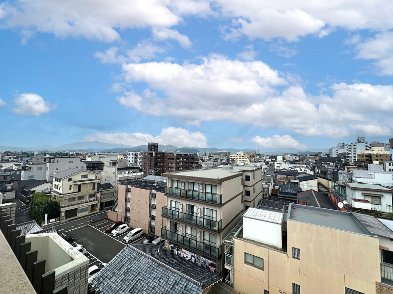 北西側眺望です。夏にはこちらの方向に左大文字が鑑賞可能です。最上階のお部屋で、前面を遮る建物はありませんので、大きく開放的な空と街並みを楽しむことができます。