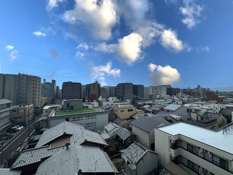 最上階の南・東・北の三方角住戸ですので、あらゆる方向の眺望が楽しめます。南側眺望は近くに高い建物がなく、時間ともに変化していく大きな空を眺めながら一息つきたくなるような開放感に包まれます。