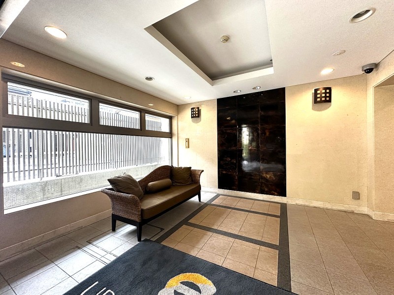 平成19年建築、総戸数26戸のマンションです。ペット2匹まで飼育可能です。京都らしい街並みに溶け込む竹の植栽が整えられたアプローチを抜けると御影石や大理石を使用した重厚感あるエントランスホールです。