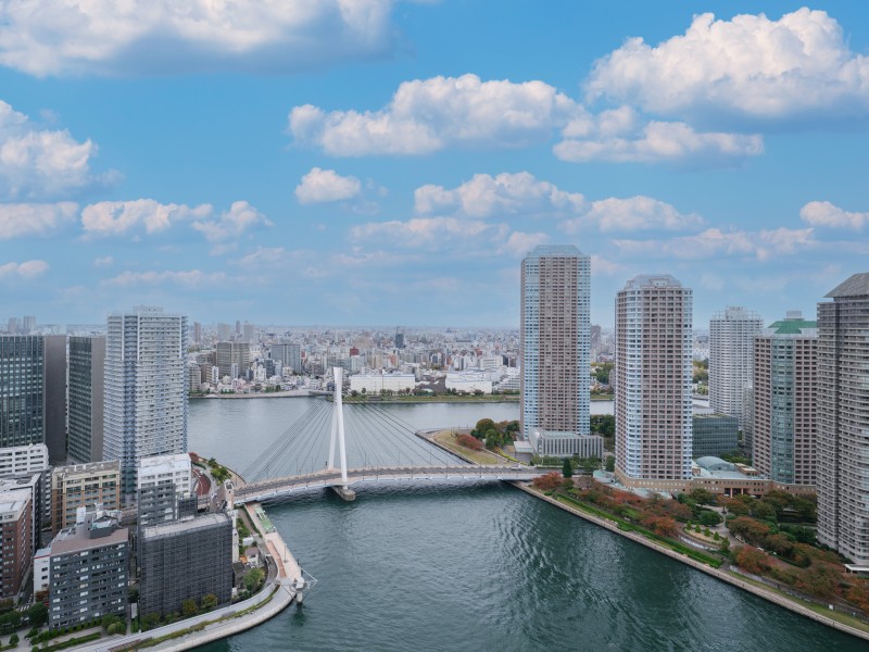 バルコニーからは青々とした空と晴海運河、都会ならではのビル群のコントラストを楽しむことができます。季節の移ろいを感じながら、開放的な水辺の景色をお部屋からお楽しみいただけます。