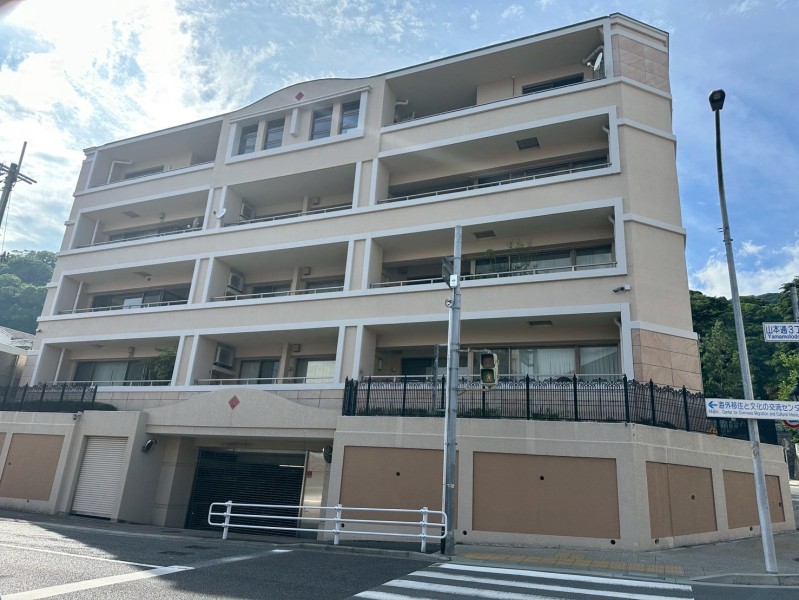 異人館が点在する神戸・北野エリア、異国情緒あふれるノスタルジックな外観が異人館街に馴染みながらも存在感をあらわしています。平成15年建築、総戸数19戸、4階建ての低層レジデンスです。