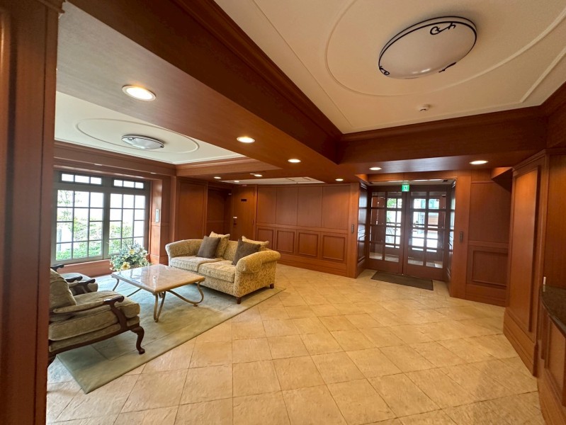 世界各国のホテルの設計を行った設計者が外観やパブリックスペースの設計を担当していますので、神戸のモダンな街並みと融合し、美しいゴルフ場のクラブハウスのような設えになっています。