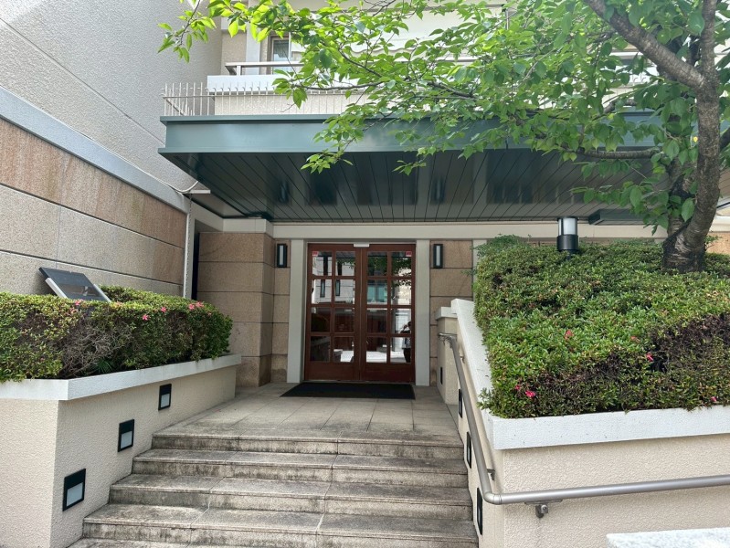 美しく植栽が整えられたエントランスは、重厚感がありながらも軽やかにゲストや家族を迎え入れてくれます。異人館通りとトアロードが交差する立地で、人々の目を引き付ける建物です。