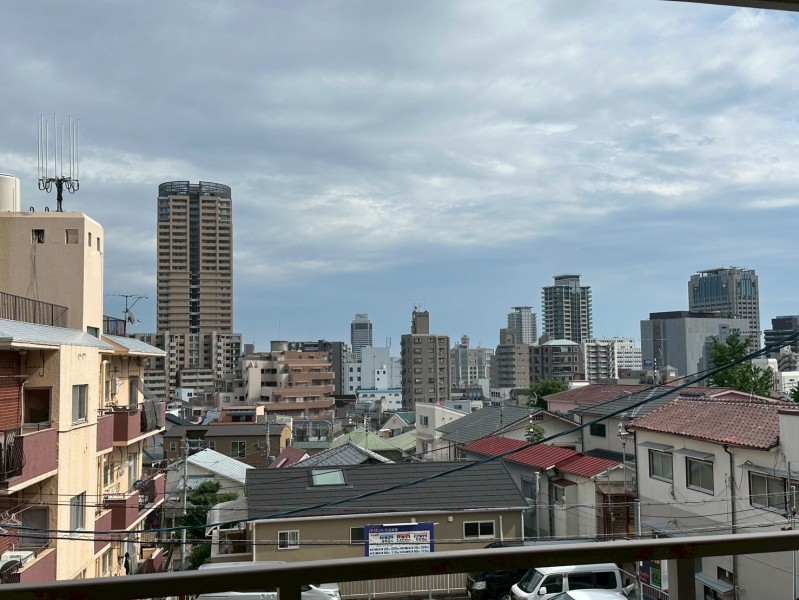 南側のバルコニーからは一日を通して優しい光が差し込みます。前面を遮る建物はございませんので、大きな空の開放感や神戸の港から運ばれてくる潮風を感じながらリフレッシュできる空間です。