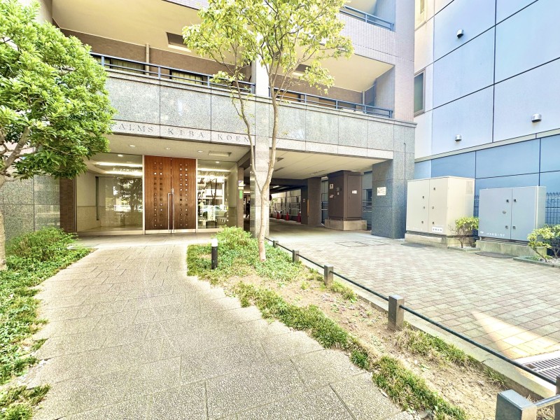 重厚感のあるエントランスと植栽の緑のコントラストを楽しめます。お掃除や植栽のお手入れが行き届いており、管理状態が良好であることが伺えます。