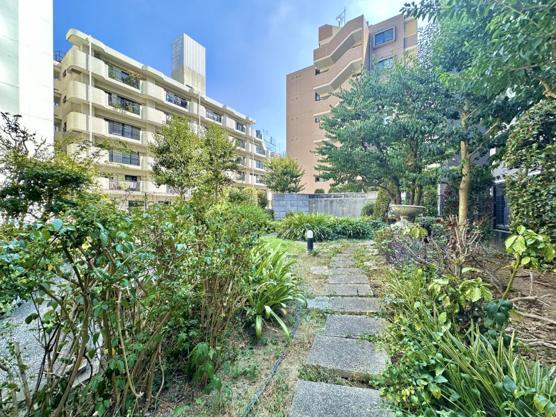 共有庭があり、マンション内で緑を感じることができます。ご家族やお友達とお散歩したり、ご近所さんとお楽しみいただけます。緑に囲まれた生活を送れます。