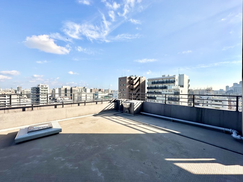 ルーフバルコニーにはスロップシンクがあります。汚れた靴やお洋服を洗うことができます。ゆとりのある広さを誇るルーフバルコニーは、たっぷりの自然光が注がれ、爽やかな風が通り抜ける上質な空間です。