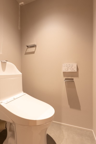 レストルームは清潔感が溢れ、安らぎを感じることができる空間となっております。優れた節水効果や汚れが付きにくい便座など、ほしかった機能が揃ったウォシュレット一体型トイレです。