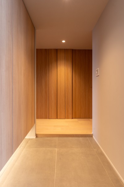 玄関には木目調で高さのあるシューズボックスを設置いたしました。大切なシューズの形を崩すことがなく、収納することができます。フットライトが足元を照らし、夜でも快適にお過ごしいただけます。