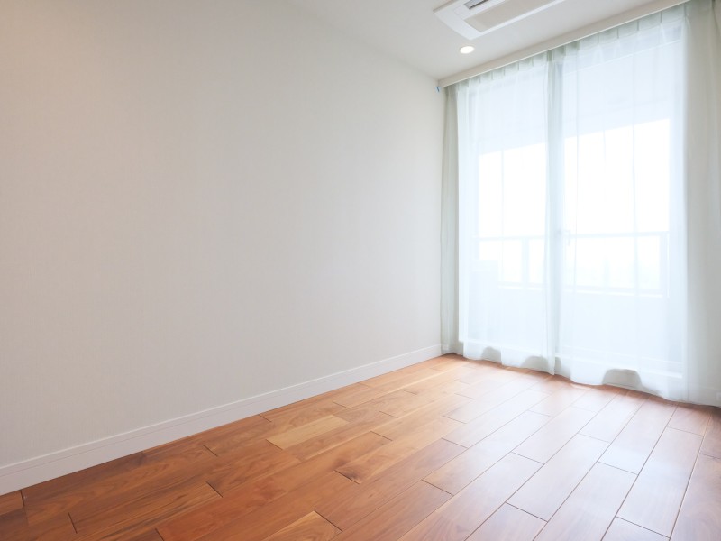 洋室2は約5.0帖の広さで、ワークスペースや子供部屋としてもお使いいただけます。お仕事や勉強の合間には、バルコニーに出て気分転換することも可能です。