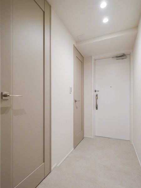 優しい色合いの玄関のアクセントになっている建具は、木目柄との相性も良い優しく控えめな大人グレージュカラーで、上質な空間を醸し出します。帰宅時に心がほっとする安らぎの住まいになりそうです。