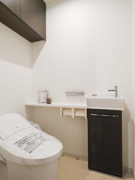 シンプルで安らぎが宿るレストルームです。カウンターや吊戸棚など有効的に使えそうな設備が備え付けです。