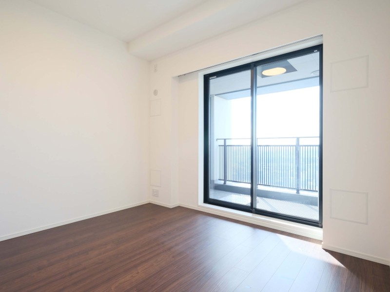 洋室1はバルコニーに接続する開放空間です。明るく、ワークスペースとしても快適に活用いただけます。