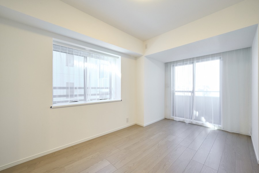 洋室1は約6.6帖の広さのお部屋です。リビングから遠い場所に位置し、プライベート性が高いお部屋です。ゆったりとした時間を過ごしたい時にオススメの空間となっております。