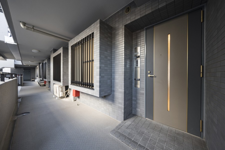 シックな印象の清潔感のある共用部です。管理人さんが週5日勤務・管理体制が良好なことに加え、オートロック・宅配ボックス完備のため快適な生活を送ることができます。