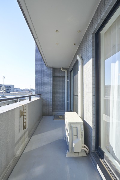 バルコニーは暮らしに大切な光と風をめいっぱい感じることができるリフレッシュスペースです。晴れた日には日向ぼっこをしたり、景色を眺めながらティータイムを楽しめます。