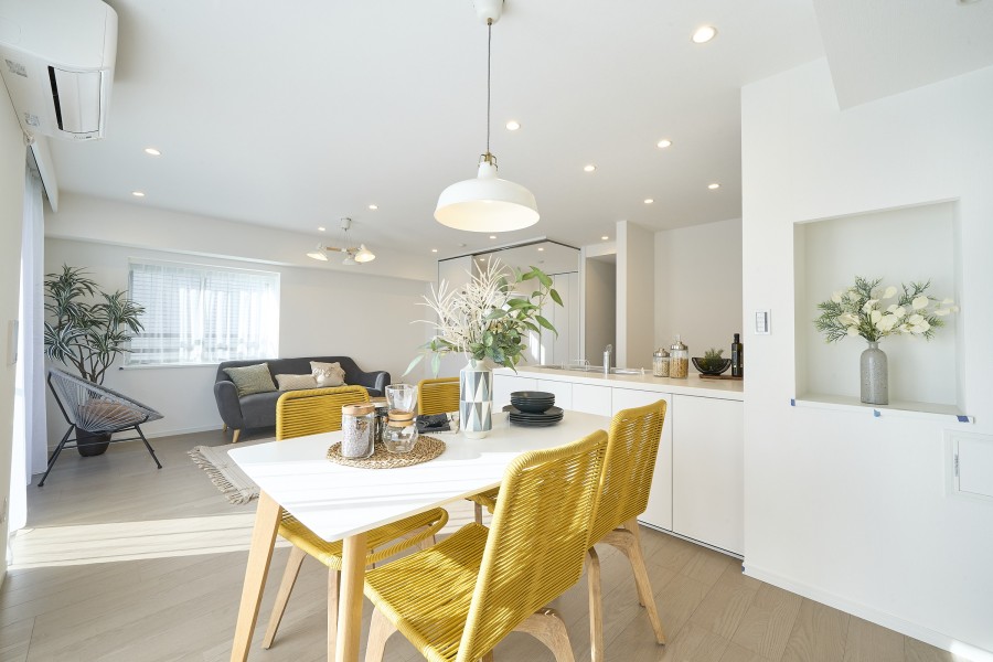 カウンター部分には花瓶や観葉植物、小物を設置することができます。空間のアクセント部分としてご活用いただけます。