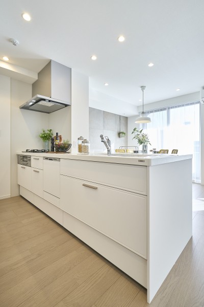 キッチンはホワイトカラーを基調としており、空間に美しく溶け込みます。3口コンロやグリルがあり、効率的に家事を行えたり様々なお料理を作ることができます。ガスコンロはガラストップのため、耐久性が高いです。