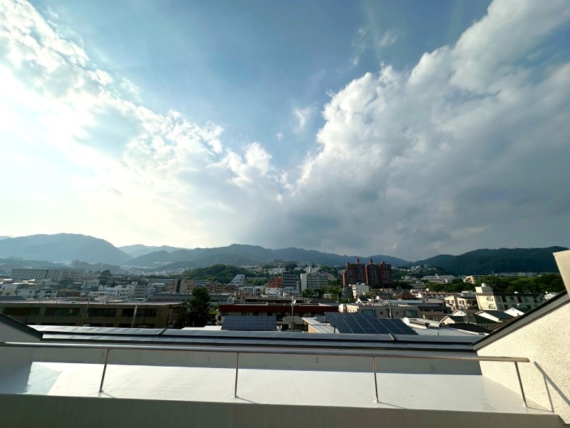 北側のルーフバルコニーからは、六甲山系の山々の景色と大きな青空のコントラストが目を愉しませてくれます。季節や時間ともに変化していく山と空の色を眺めて、ゆったりとした時間を過ごすことが出来ます