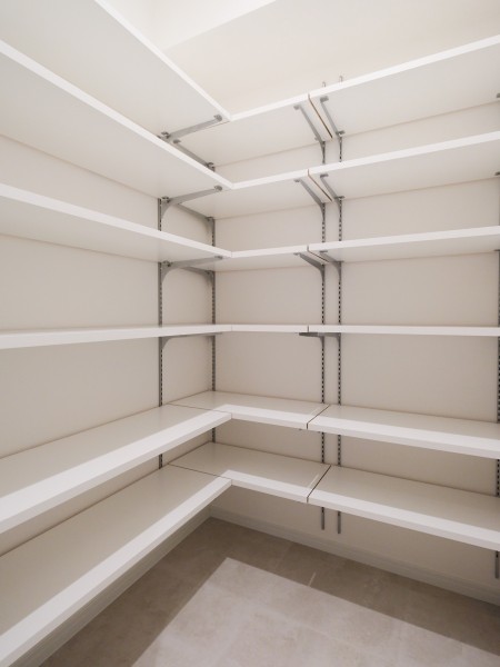 シューズインクローゼットを設置いたしました。可動式の棚になっており、シューズの高さに合わせて調整ができる嬉しい仕様です。