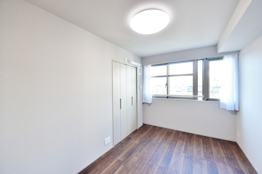 窓から優しい光が差し込む洋室2(約6.2帖)です。シンプルな内装ですので、お好みのインテリアや小物で自分らしい空間を演出できます。自分の時間や趣味に集中できるプライベートスペースです。