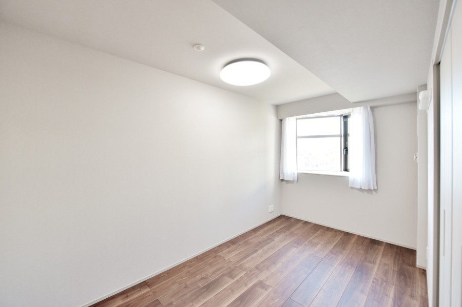 洋室3(約6.2帖)はリビングインのお部屋で、家族の気配を感じながらもしっかりとプライバシーを確保できます。全ての居室が6帖以上の広さを確保しており、インテリアもゆったり配置できます。