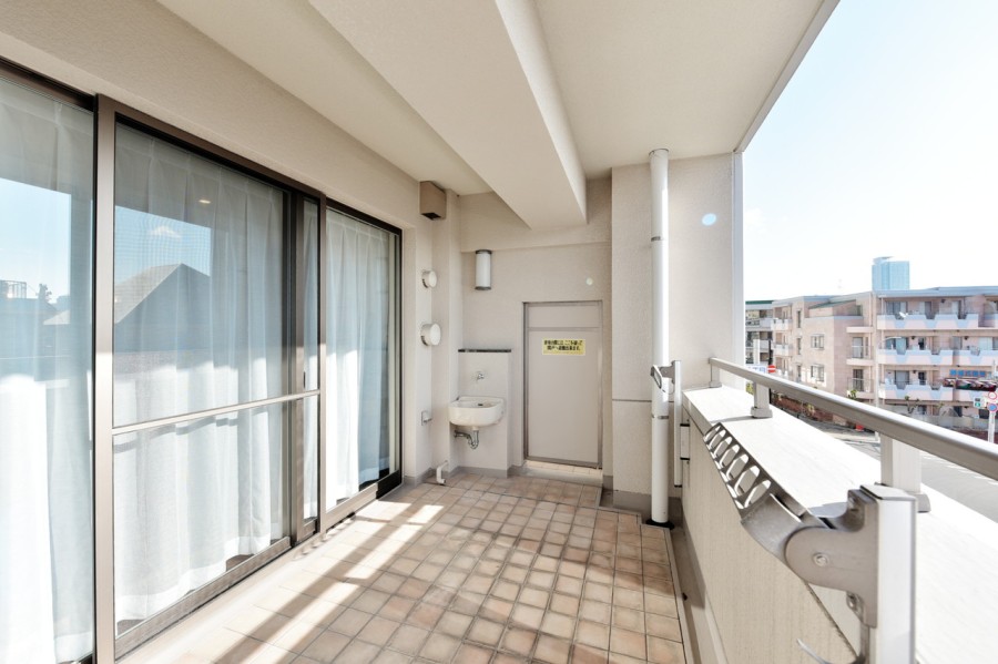 南東向きでお部屋の中に優しい光と風を満たす広々としたバルコニーです。スロップシンクをがついていますので、お掃除の際にも便利です。近隣の異人館の雰囲気、神戸の街並みを堪能できます。