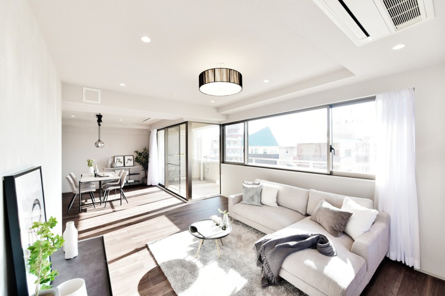 リビングに入った瞬間に目に飛び込んでる大きな窓から、あたたかな光が差し込むLDKです。床暖房、エアコン2基を備え付けていますのでどの季節でも快適にお過ごしいただける安らぎのスペースです。