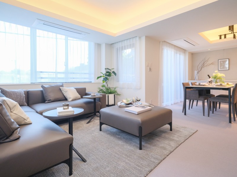 約21.5帖のLDKは大型家具を設置したり、ご家族やご友人が集まっても広々とお使いいただけます。床暖房を設置しているため、寒い季節も快適に過ごせます。