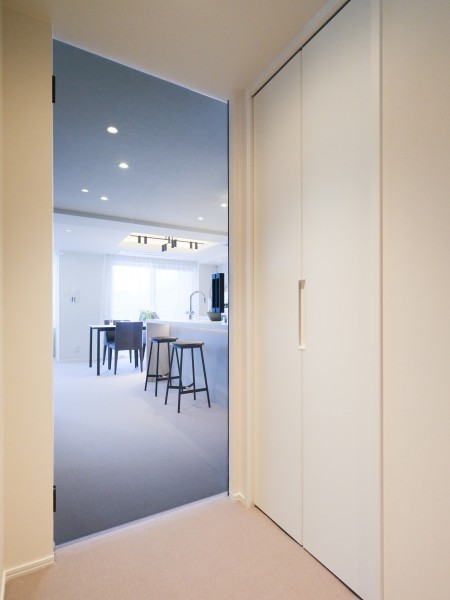 LDへ続く扉はガラス扉のため、より開放感がありスタイリッシュな印象へと仕上がりました。