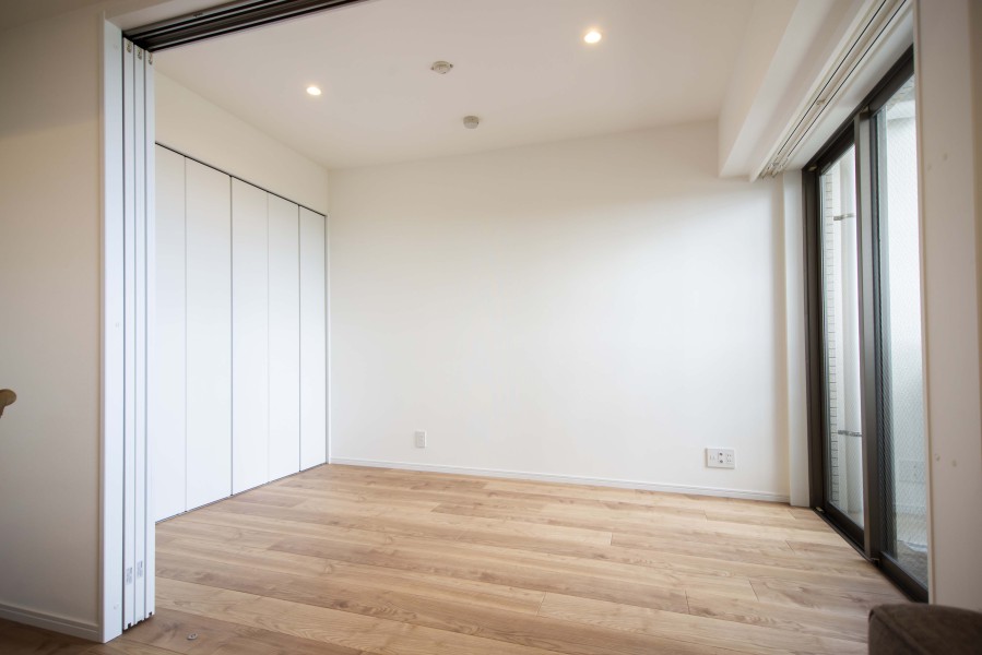 洋室3はリビングに隣接しており、拡張リビングとしてもお使いいただけます。南西向きのサービスバルコニーに面しており日差しもたっぷりです。